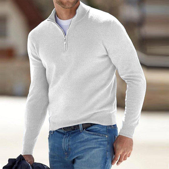 Man draagt een gebreide heren trui met ritssluiting, ideaal voor een casual en stijlvolle look.