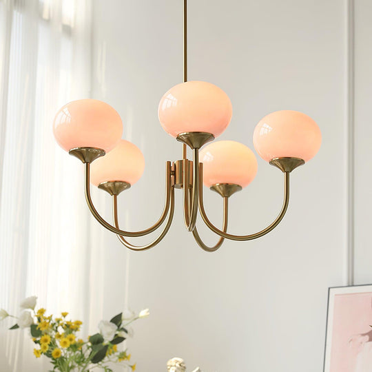 Vintage hanglamp met bolvormige glazen kappen, ideaal als stijlvolle plafondverlichting voor een luxe uitstraling.

