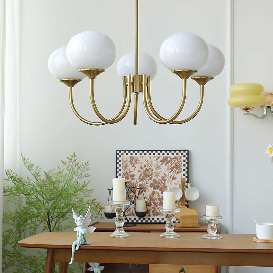 Hanglamp met een vintage uitstraling en bolvormige lampen, een stijlvolle toevoeging voor een elegant interieur.