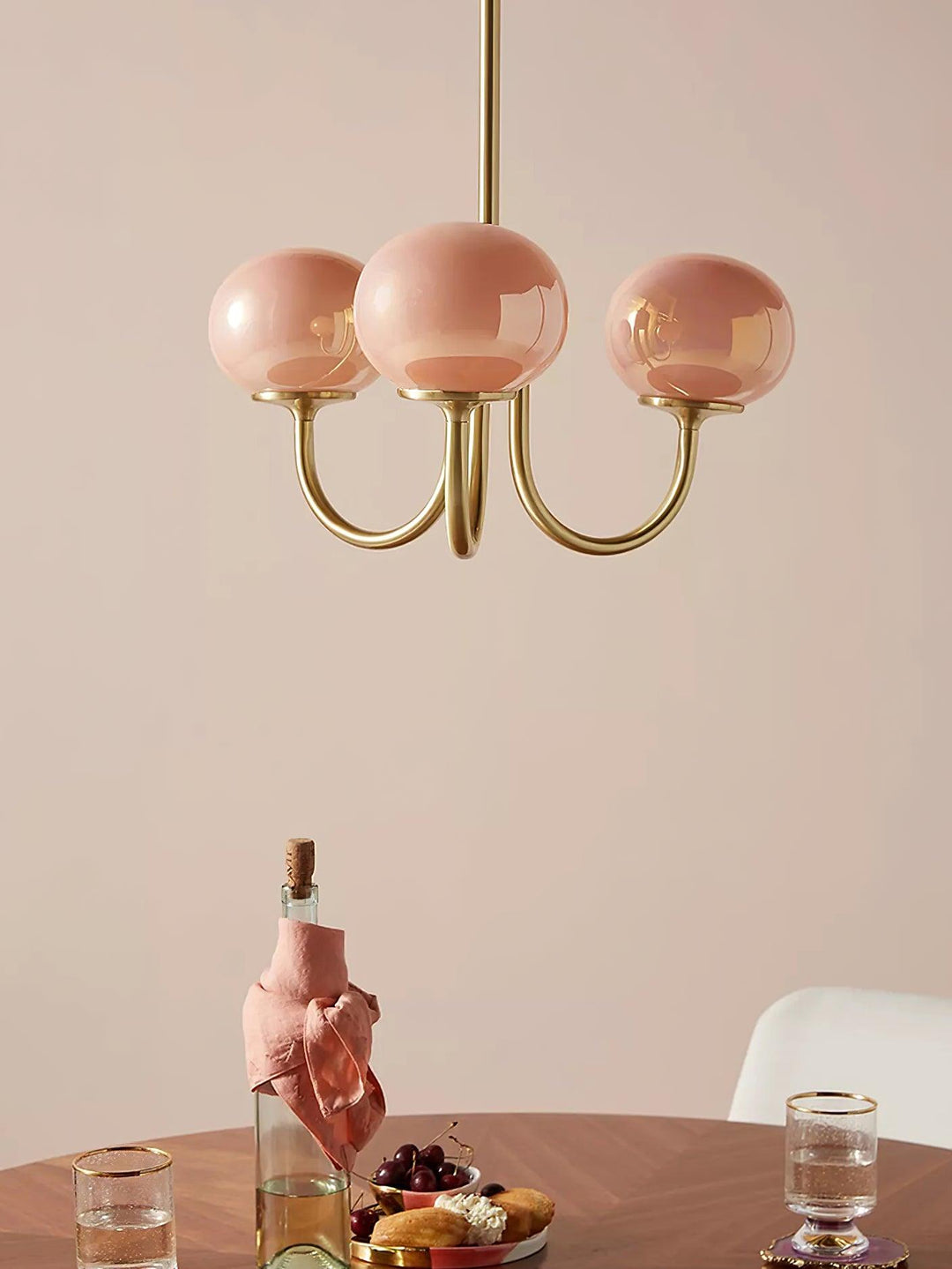 Vintage plafondverlichting met bolvormige lampen, een glamoureuze en tijdloze aanvulling op elk interieur.