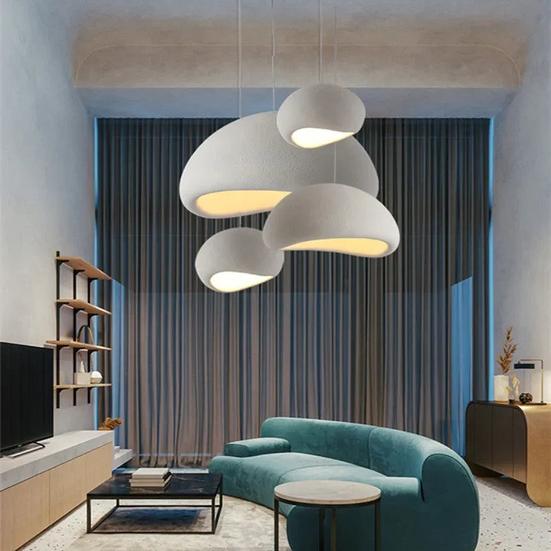 Hanglamp met organisch design, ideaal voor sfeervolle verlichting in een moderne woonkamer.