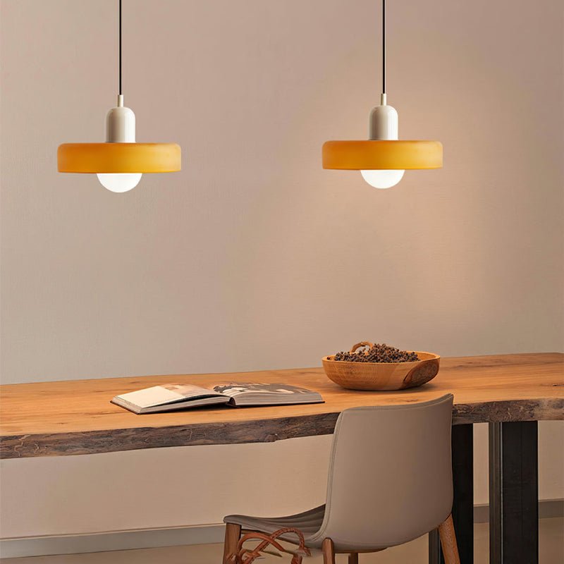 Hanglamp met een fris, kleurrijk design en eigentijdse stijl.