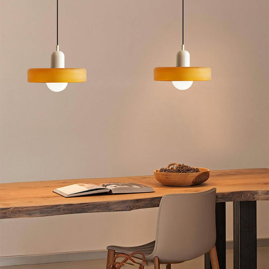 Hanglamp met een fris, kleurrijk design en eigentijdse stijl.