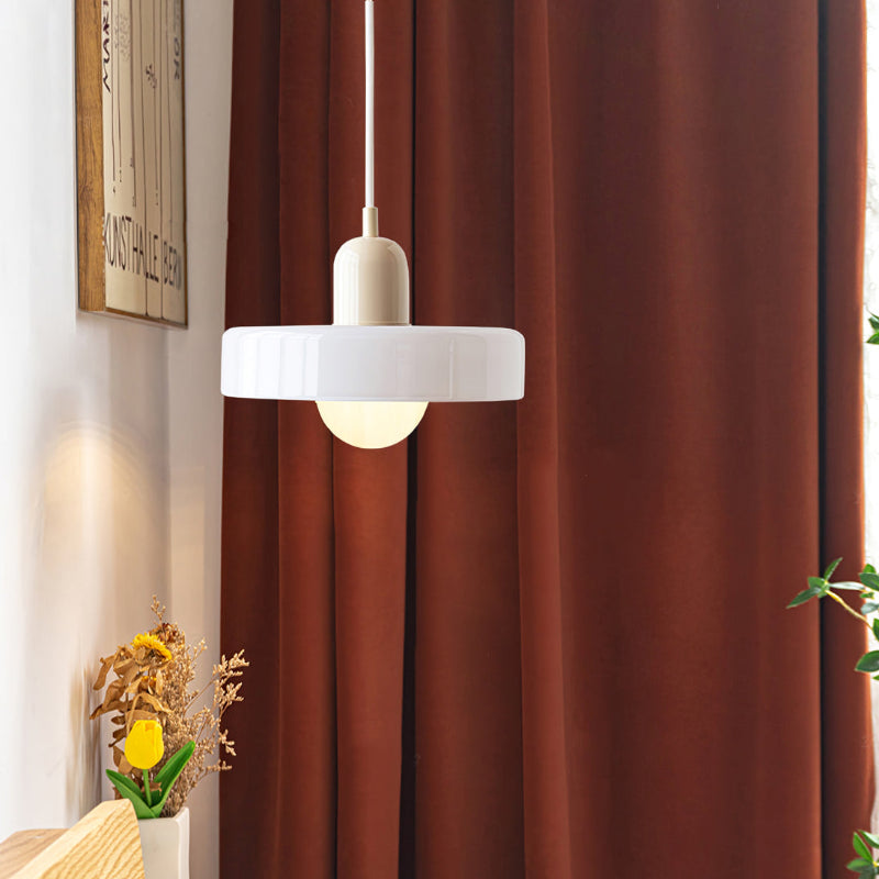 Strakke en moderne hanglamp, ideaal voor het creëren van een warme sfeer in de eetkamer.