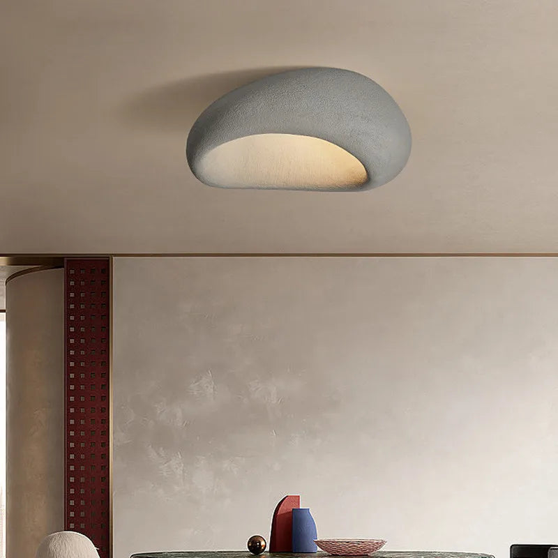 Plafondlamp met een uniek en natuurlijk geïnspireerd ontwerp, geschikt voor een eigentijds interieur.