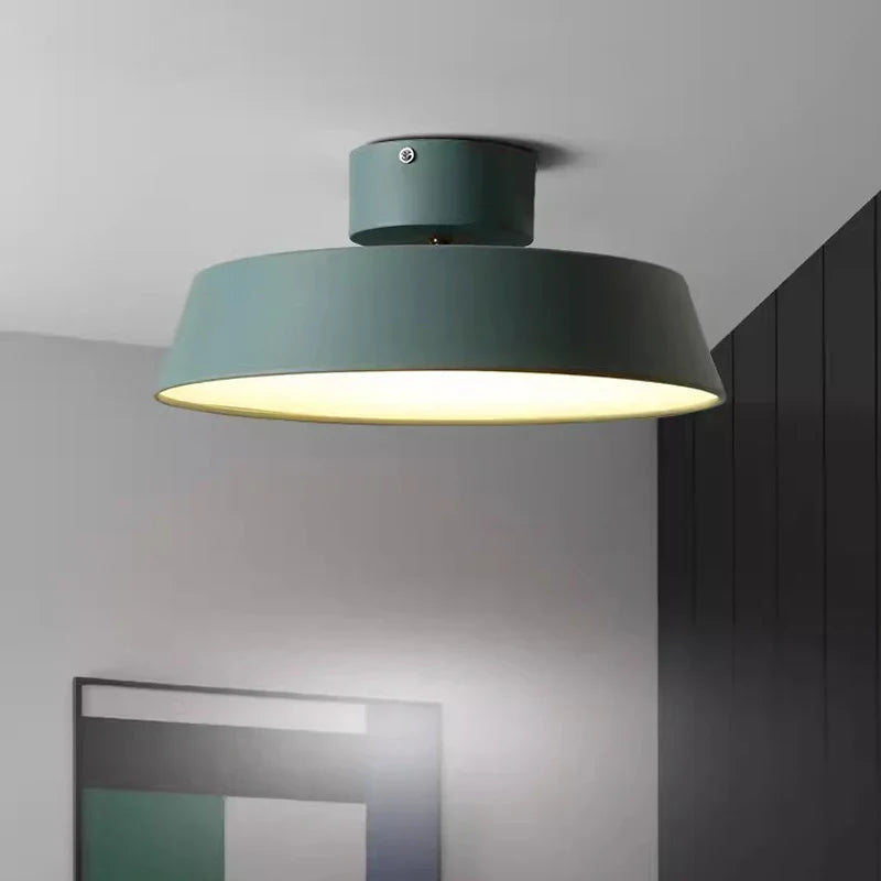 Plafondlamp met een modern en tijdloos ontwerp, ideaal voor diverse woonstijlen.
