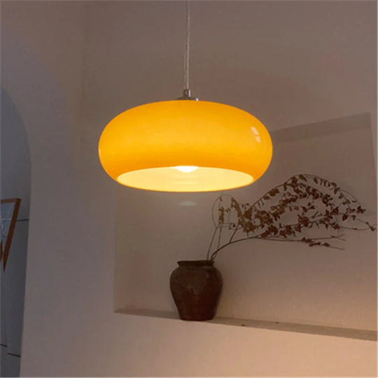 Minimalistische hanglamp, voegt een warme sfeer toe aan woon- en eetkamers.