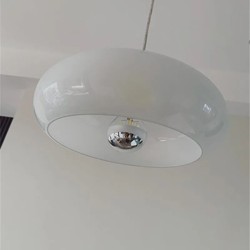 Sfeervolle hanglamp met een strak design, ideaal voor een modern interieur.