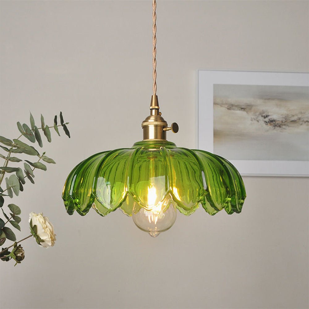 Glazen hanglamp met vintage uitstraling, een elegante plafondlamp voor klassieke verlichting.