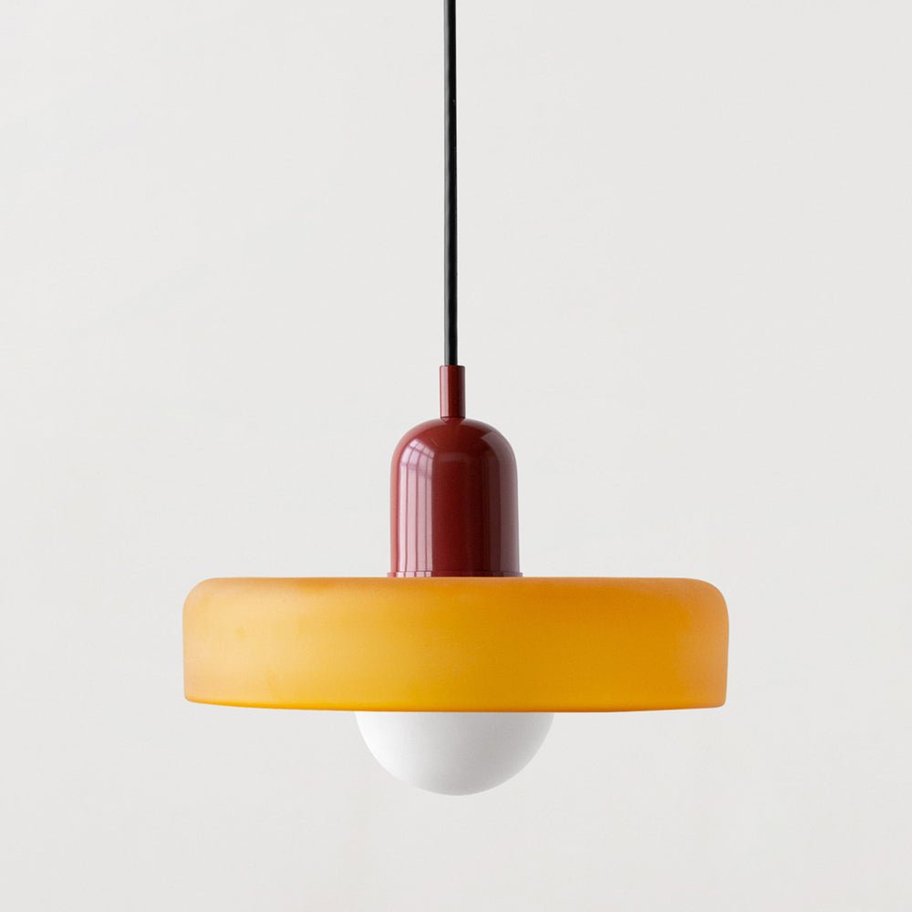 Hanglamp met moderne flair en een unieke, kleurrijke uitstraling.