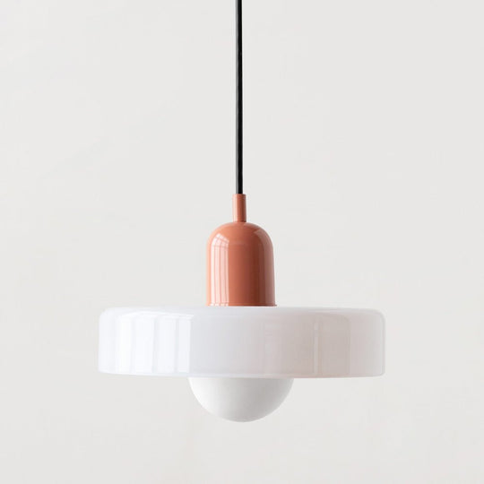 Eigentijds design en levendige kleuren in deze stijlvolle hanglamp.