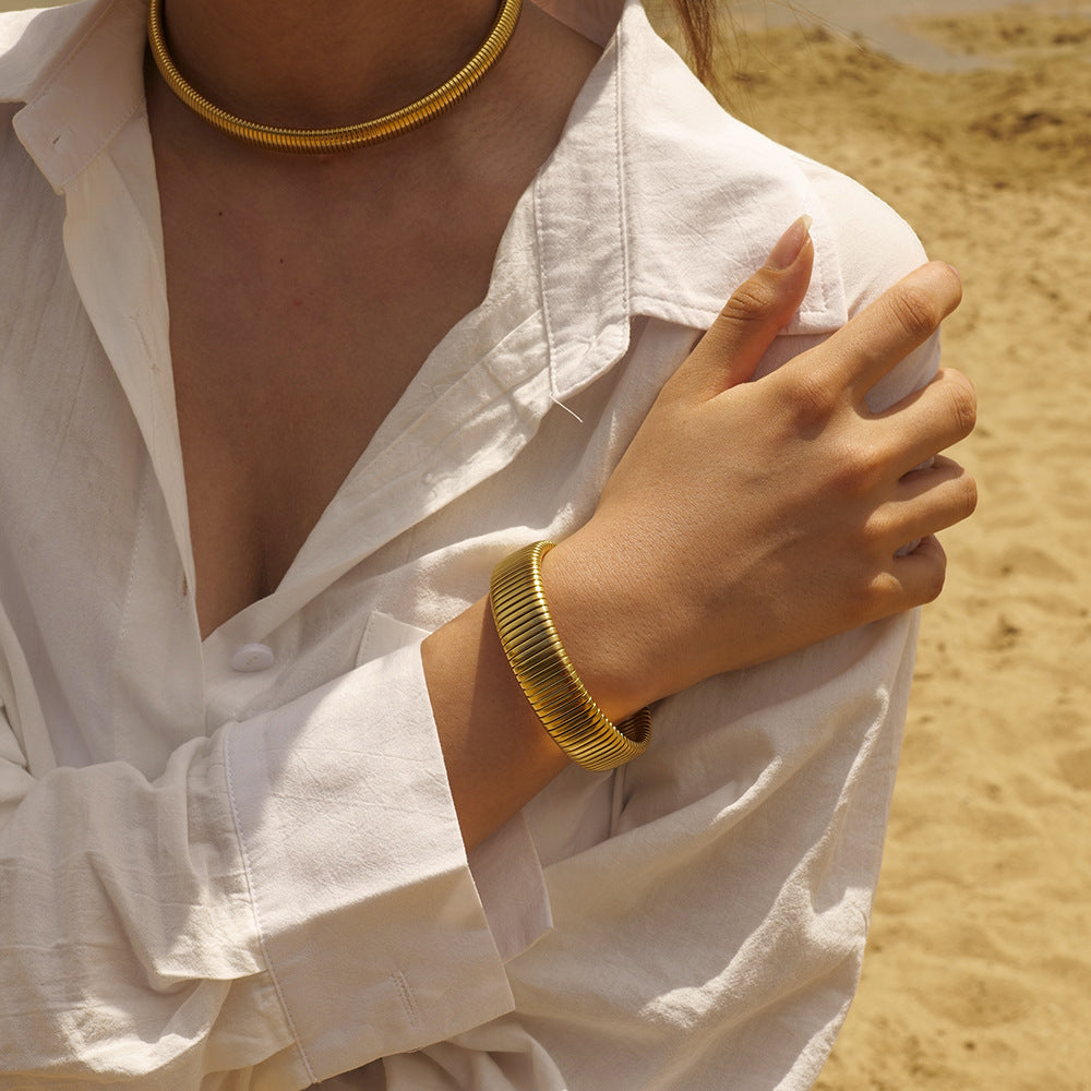 Armband met moderne ribbelstijl, een opvallende statement polsaccessoire.
