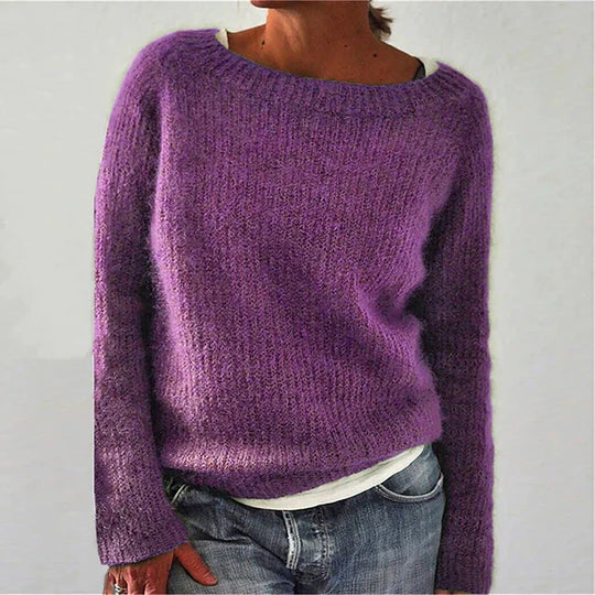 Vrouw draagt een zachte en comfortabele fluffy dames trui, perfect voor een knusse en casual look.