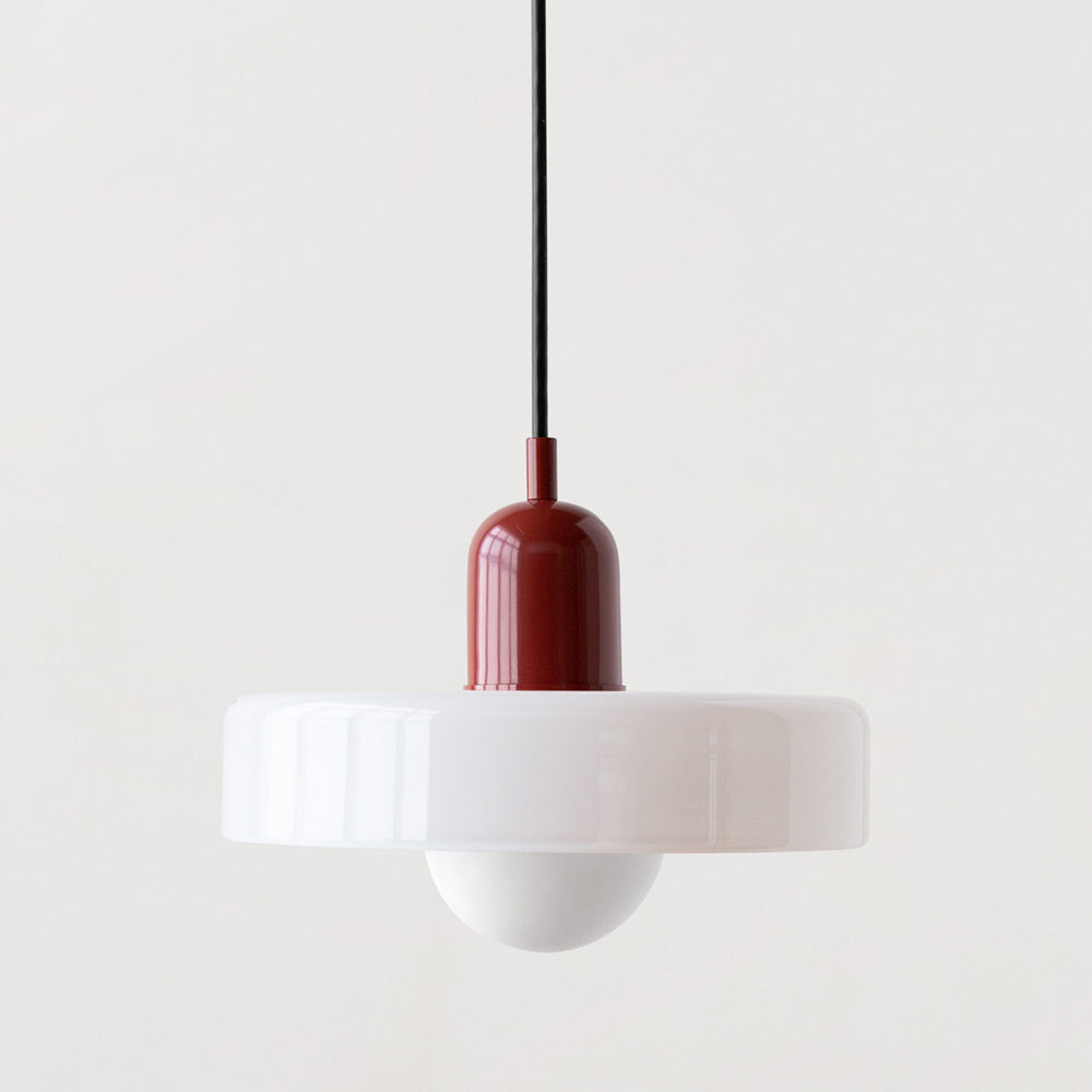 Moderne plafondlamp met een eenvoudig en elegant ontwerp, perfect voor subtiele eetkamerverlichting.