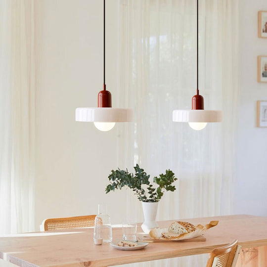 Unieke hanglamp met speelse kleuren en een elegant ontwerp.