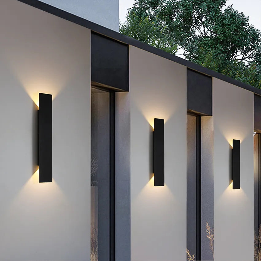 LED wandverlichting in een modern design, geschikt voor functionele en decoratieve buitenverlichting.