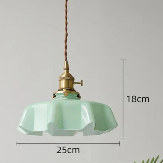 Vintage RetroLicht Hanglamp met Glas en Messing Design voor het creëren van een warme, retro sfeer.
