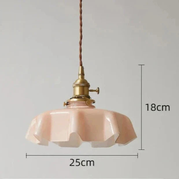 RetroLicht Vintage Hanglamp met elegant Glas en Messing Design voor een retro en luxe look in je kamer.
