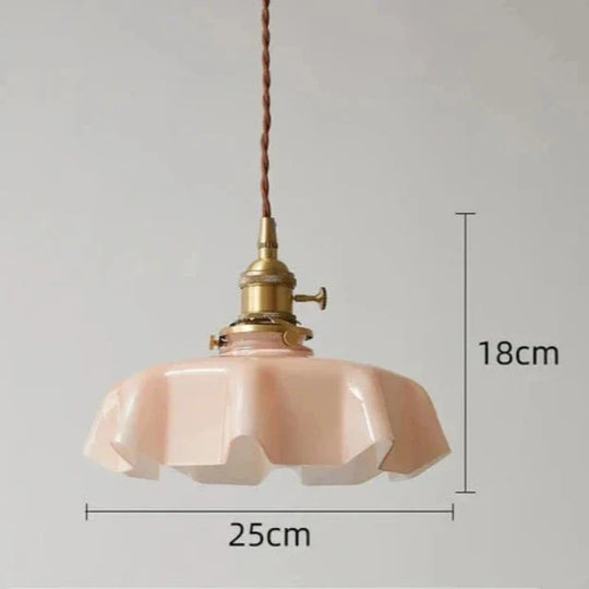 RetroLicht Vintage Hanglamp met elegant Glas en Messing Design voor een retro en luxe look in je kamer.
