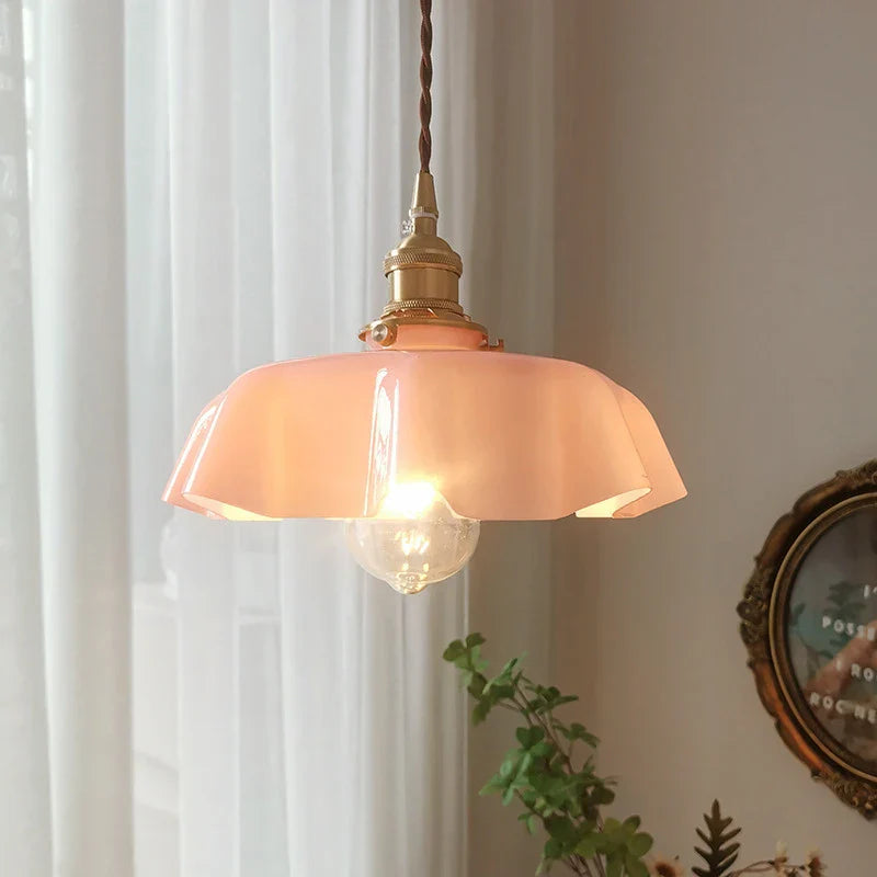 Emma Stijlvolle lamp perfect voor het verlichten van eetkamers en woonkamers.
