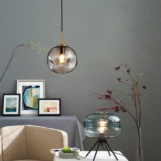 GlowBeam pendellamp met een strak en esthetisch design, perfect voor een stijlvolle ruimte.
