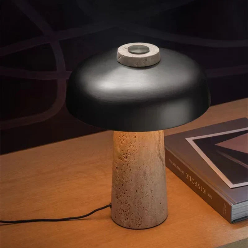 Luxora lamp met een klassiek design, biedt zachte verlichting en voegt elegantie toe aan je ruimte.
