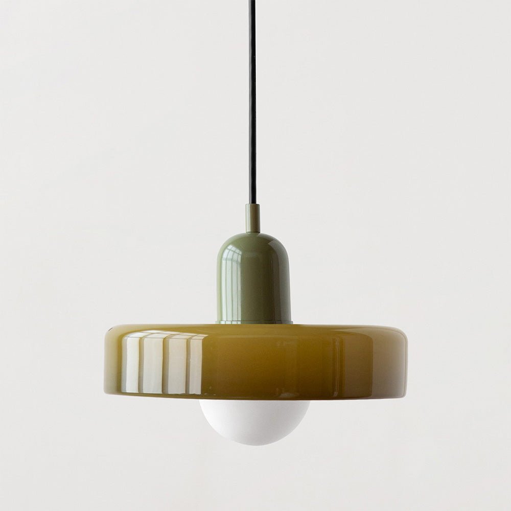 Moderne hanglamp met levendige kleuren en een subtiel ontwerp.