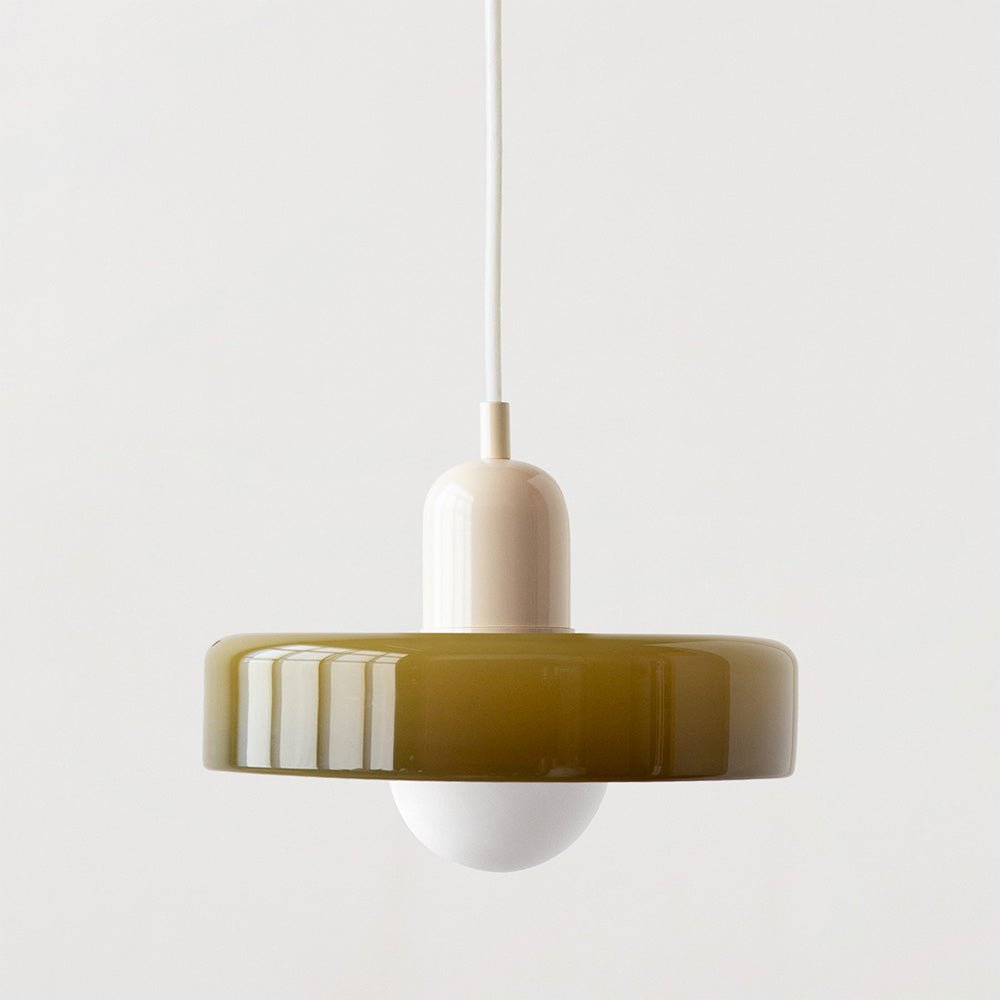 Eigentijdse hanglamp met een eenvoudig en kleurrijk design.