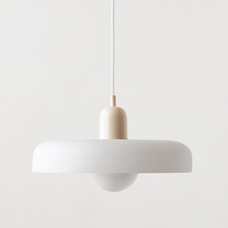 Kleurrijke hanglamp die perfect past bij een modern interieur.