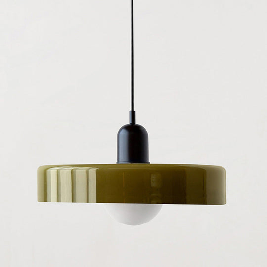 Stijlvolle hanglamp met een minimalistisch design, voegt verfijning toe aan de eetkamer.