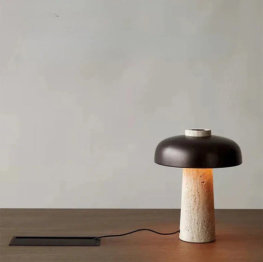 Luxora lamp met een verfijnd design, creëert een tijdloze en stijlvolle uitstraling in je kamer.
