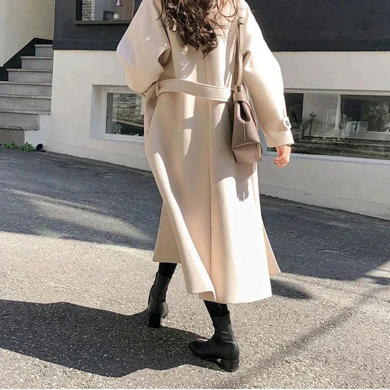 Isabella Vrouwelijke klassieke lange jas met een oversized pasvorm en elegante details. Deze overjas biedt zowel stijl als comfort en is perfect voor diverse seizoenen.