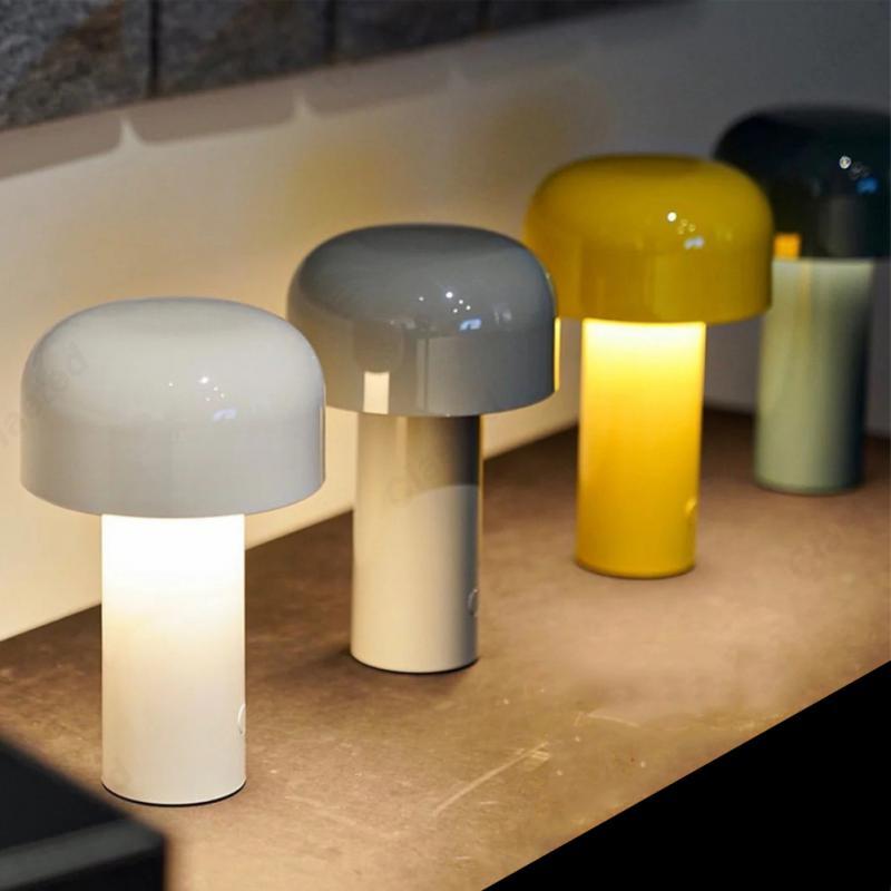 Hugo lamp met minimalistisch ontwerp voor een moderne en serene sfeer.
