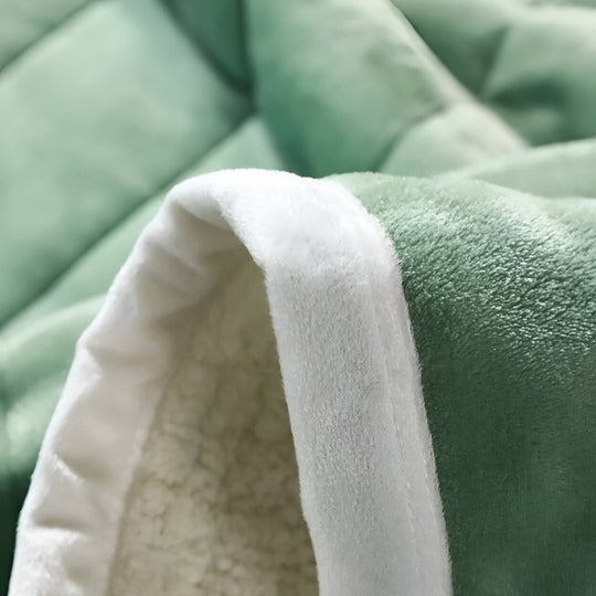 ComfyCloud pluche deken, perfect voor het toevoegen van extra warmte en comfort aan je bed of bank.
