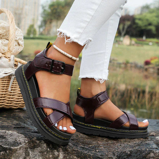 Comfortabele en modieuze VivaStep hoge sandalen voor vrouwen, ideaal voor een ontspannen zomerlook.
