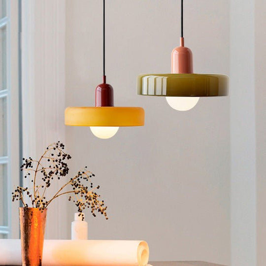 Hanglamp met een speels design en moderne stijl voor een sfeervolle ruimte.