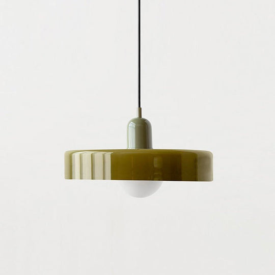 Kleurrijke hanglamp die modern design en functionaliteit combineert.