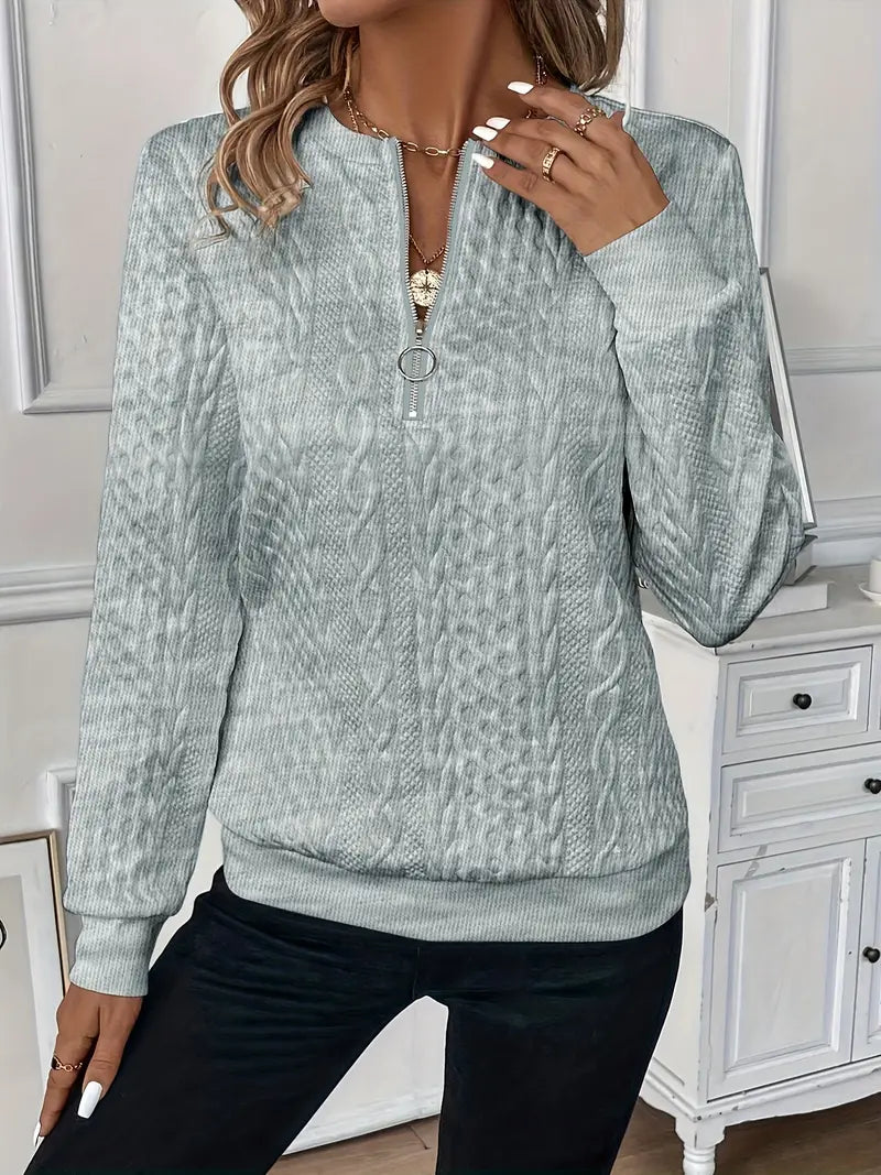 Vrouw draagt een gebreide dames sweater met ritssluiting, ideaal voor een stijlvolle en comfortabele look.