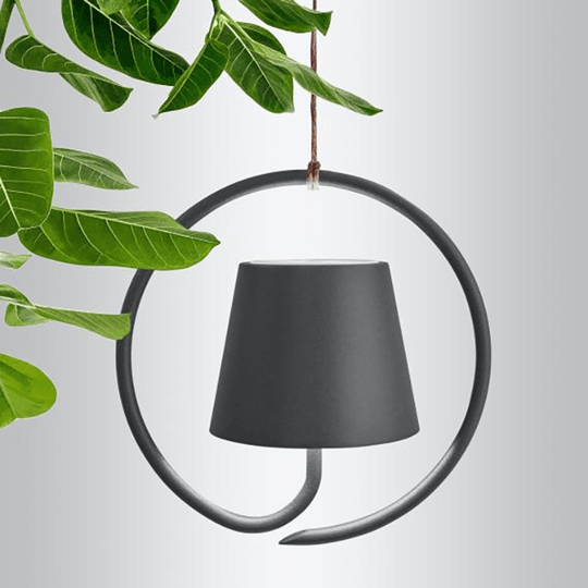 Finn minimalistische hanglamp in ronde vorm, geschikt voor zowel woon- als werkruimtes.