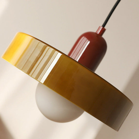 Moderne hanglamp die kleur en stijl toevoegt aan elk interieur.