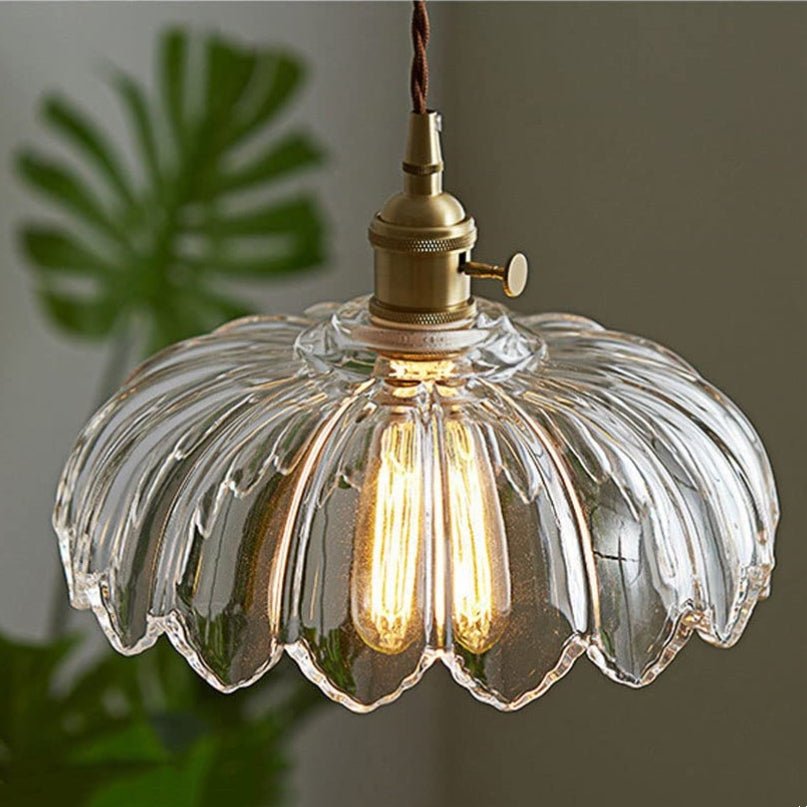 Vintage hanglamp met gedetailleerde glazen kap, perfect voor een retro en stijlvolle ambiance.