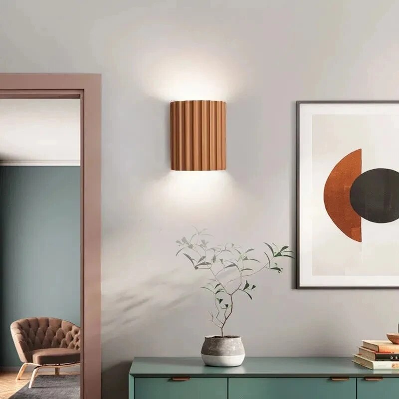 Finn Elegante wandlamp die een verfijnde en unieke sfeer creëert in elke ruimte.

