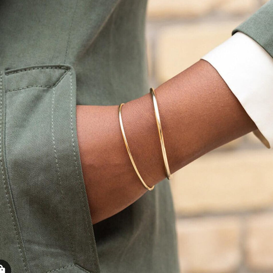 Isabelle fijne minimalistische armband, subtiel gedragen om de pols, perfect voor een elegante en moderne uitstraling.