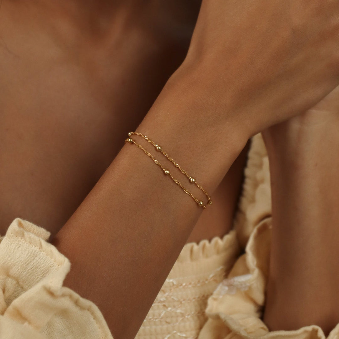 Dubbele armband met minimalistisch design, ideaal als elegante polssieraad.
