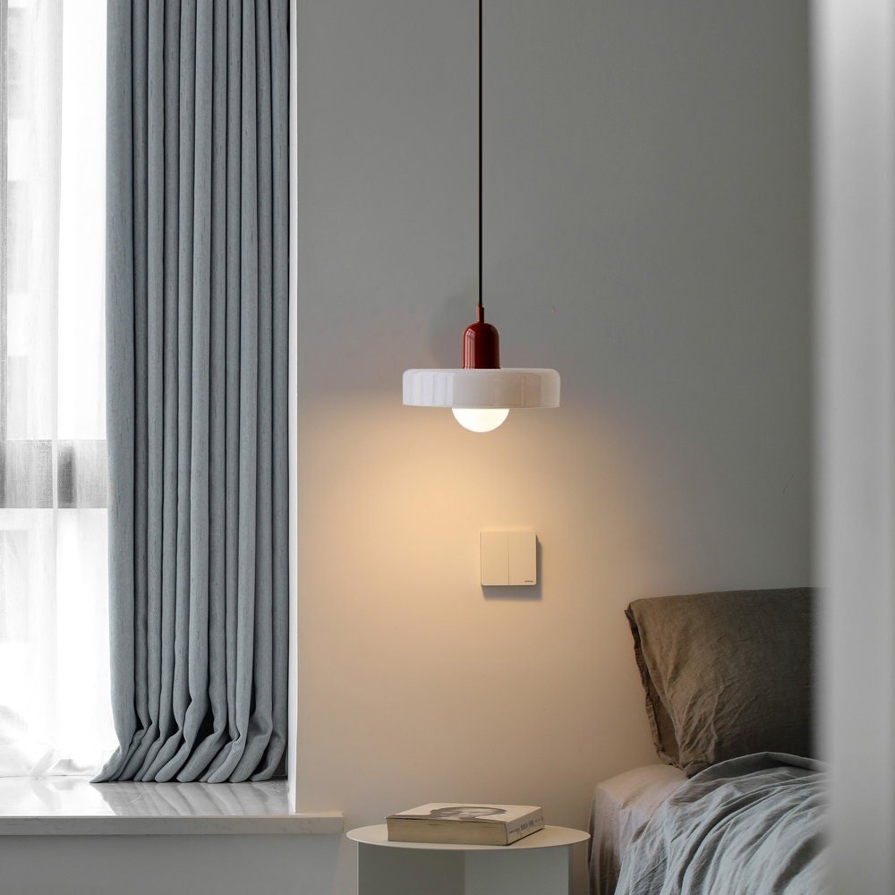 Hanglamp met frisse kleuren en een eigentijds, minimalistisch design.