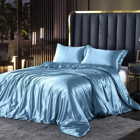 Stijlvolle SilkLuxe Satijnen Beddengoed Set voor een ultiem luxe slaapcomfort en zachtheid.
