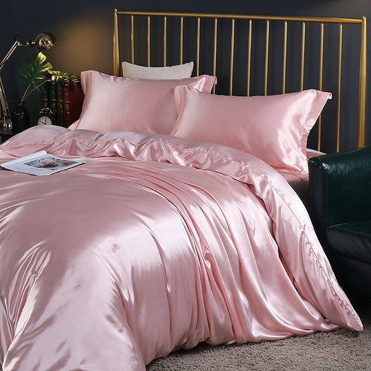 Luxe slaapcomfort met de SilkLuxe Satijnen Beddengoed Set, ideaal voor een elegante slaapkamer.
