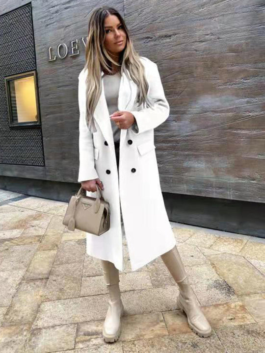 Elise's Dames Klassieke Lange Jas Winterjas, perfect voor een klassieke en verfijnde look tijdens koude dagen. De jas heeft een stijlvolle snit met dubbele knopen, gecombineerd met een modieuze handtas en hoge laarzen voor een complete winterse outfit. Ideaal voor zowel formele als casual gelegenheden waar comfort en klasse samenkomen.