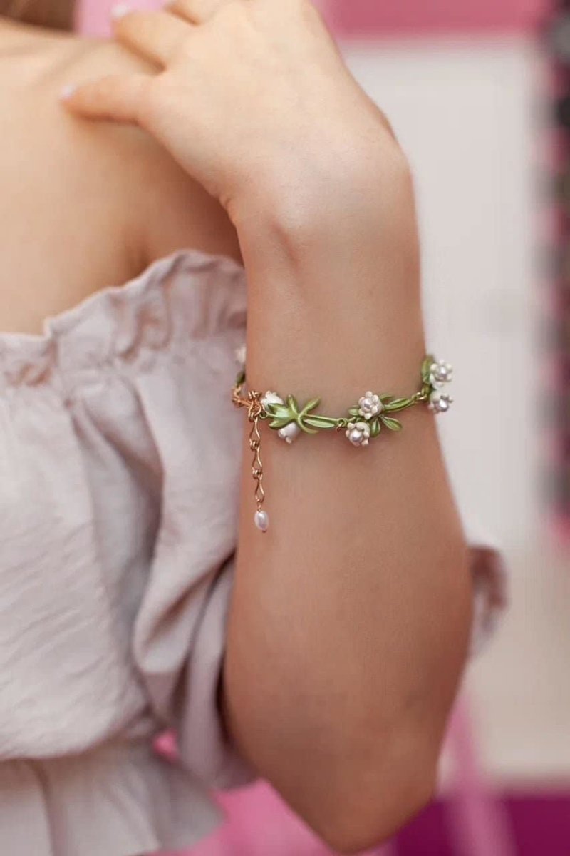 Flora vintage geïnspireerde bloemenarmband met delicate details, perfect voor een romantische uitstraling.
