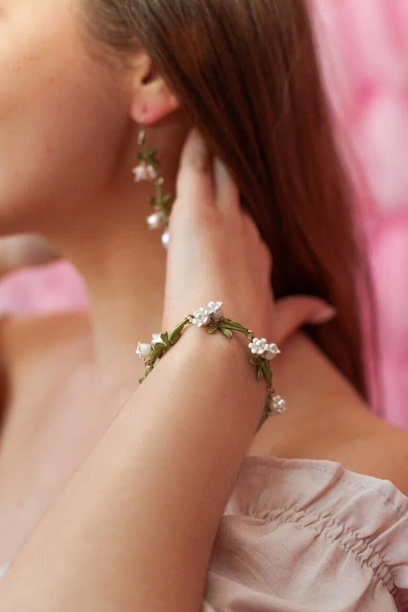 Deze bloemen armband biedt een romantische stijl met een uniek karakter.